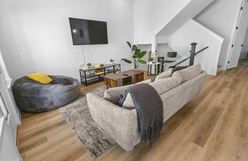 OST - South Union House | Modern Dual Townhome Bundle Sleeps 22 Near Med Center & Downtown