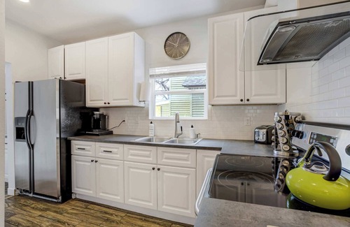 Central Colorado Springs Apartment | Modern Edge! Cozy & Stylish Downtown Retreat