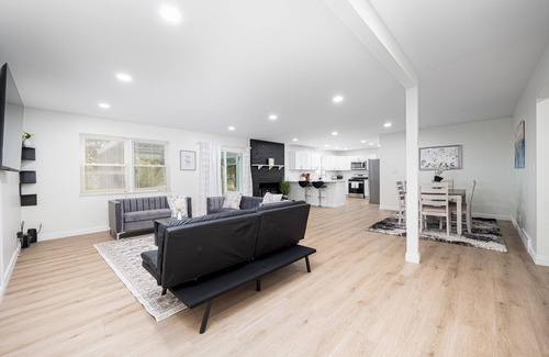 Norwich House | Modern Elegance Spacious 4BR with Hot Tub and screened porch & Pool Table