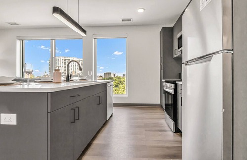University Circle Apartment | Modern & Elegant 2BR | Cleveland Clinic