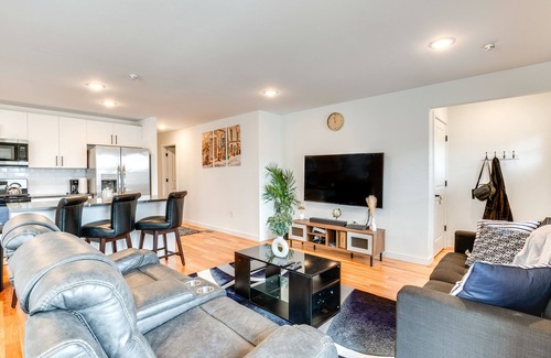 Elizabeth Apartment | Modern Elizabeth Apartment ~ 1 Mi to Train Station