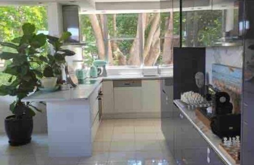 Elizabeth Bay Apartment | Modern Elizabeth Bay Apartment Harbour Views