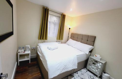 Ashford House | Modern En-Suite Garden View Room - Self Check-In