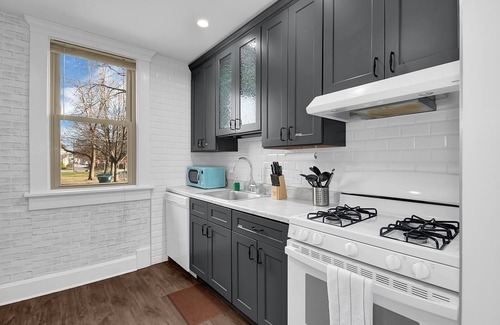 Olde Towne East Apartment | Modern European 👍 Style 1BR Near DT on Historic St.