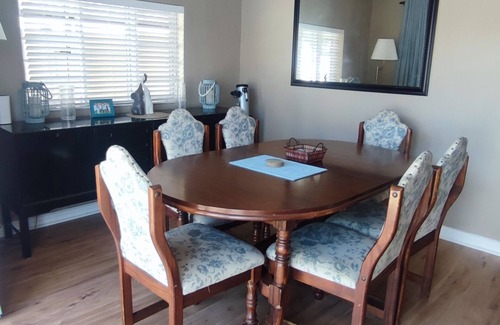 Claremont Cottage | Modern family friendly home with splash pool, safe and very convenient location