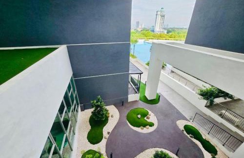 Bandar Perda Apartment | Modern Family-Fun Suites - Infinity Pool, Massage Chair, Indoor-Cinema with Balcony - M2