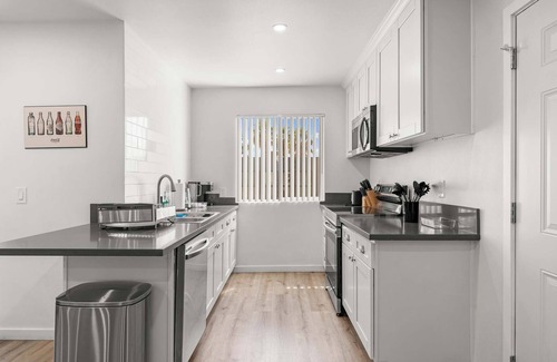 Altadena Apartment | Modern Family Getaway With Spacious Living Areas