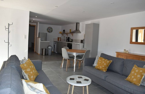 Marquay Apartment | Modern family gite, with pool and jacuzzi, close to Dordogne and Vezere Valleys.