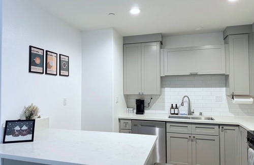 Westminster House | Modern Family Haven - Minutes from Disney Magic/Knotts and Saigon