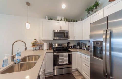 Spokane Valley House | Modern Family Home Decor & Style, KING bed, Wifi, with Garage!
