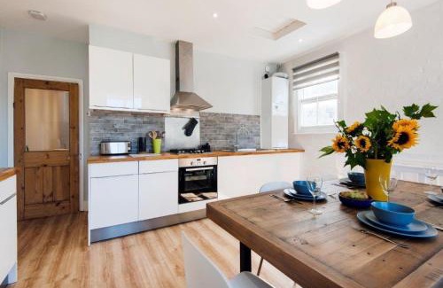 Earlsfield House | Modern Family Home in London Close to Amenities and Train
