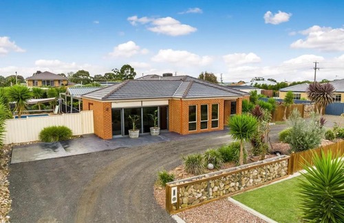 Carisbrook House | Modern family home with pool
