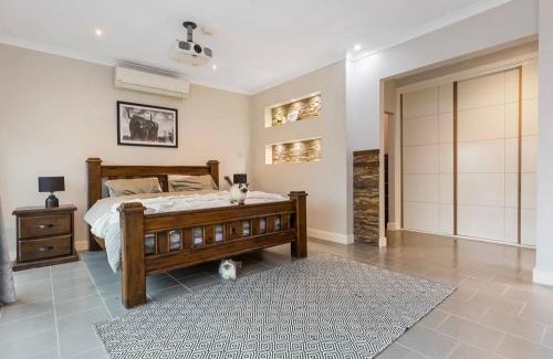 Carisbrook House | Modern family home with pool