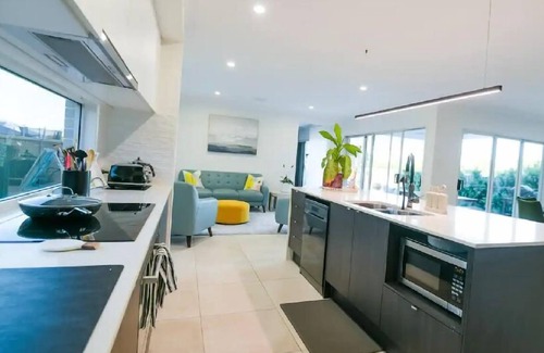 Hemmant House | Modern family house close to the Airport & CitynEntire home in Hemmant Australia