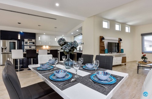 Noord Villa | Modern Family Villa 4 bed-4. 5 bath -Pool, AC, BBQ, Free WiFi, Beach chairs!