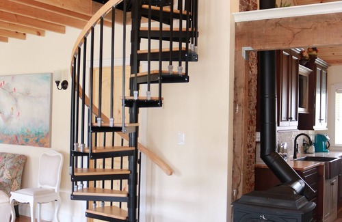 South Kansas City Cottage | MODERN FARMHOUSE by CHIEFS < 5min away! 75" TV, right off I-435 BOOK NOW!