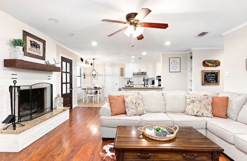 Comfort House | Modern Farmhouse - Hill Country Getaway - Texas Wine Country