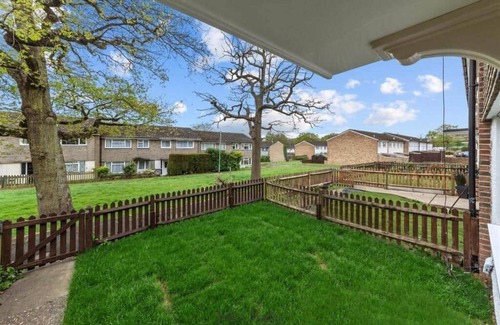 Five Oak Green House | Modern Fashionably Refurbished 4 bedroom Home with Wi-Fi