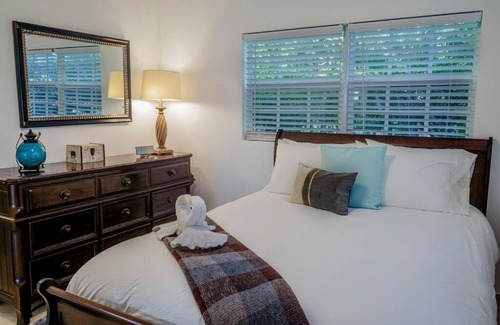 Venetian Road Settlement Villa | Modern Flamingo Lake Villa