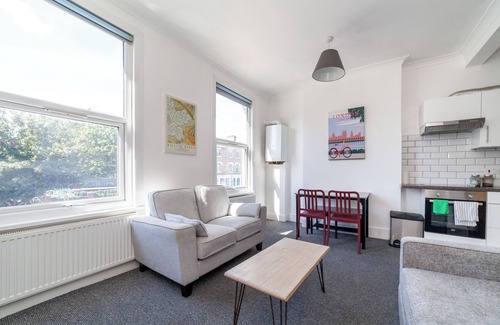 Highbury West Apartment | Modern flat - 5 mins from the Arsenal/Finsbury Park. Sleeps 4/5