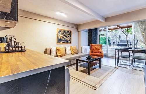 Rasimpasa Apartment | Modern Flat with Backyard in Kadikoy