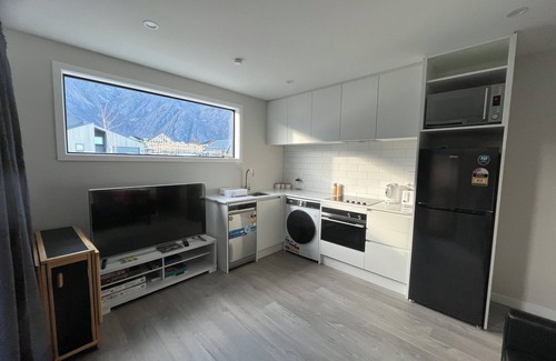 Kawarau Falls Apartment | Modern Flat with Mountain Views in Queenstown