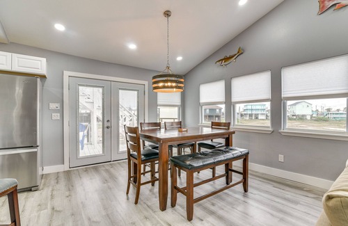 Surfside Beach House | Modern Freeport Home w/Views: Walk to Beach!