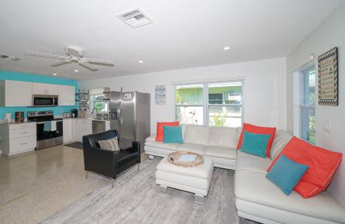 South Sarasota House | Modern & Fresh - Less than 3 miles to the Beach!