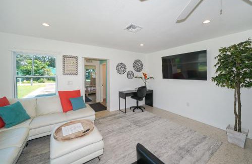 South Sarasota House | Modern & Fresh - Less than 3 miles to the Beach!