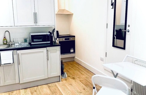 Maidstone Apartment | Modern Fully Equipped Loft Studio MAIDSTONE *CITY CENTRE*