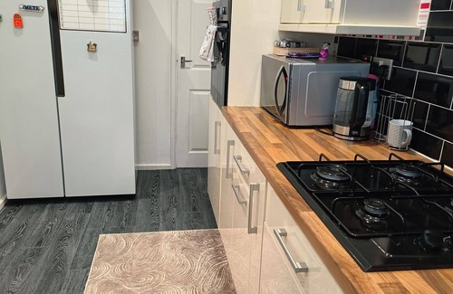 Salford House | Modern Fully furnished 3 Bedroom Family House With Garden And Parking