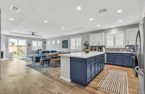 Sacramento House | Modern-Fully Loaded-EV Charger-Big Yard-10 Min DT