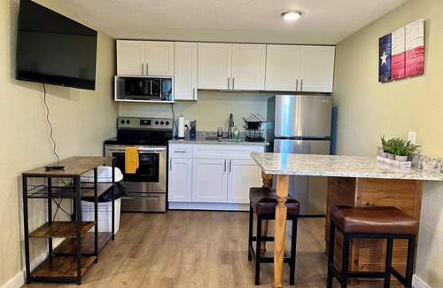 Eastland Apartment | Modern furnished, fully-equipped Studio Appartment in School Neighborhood
