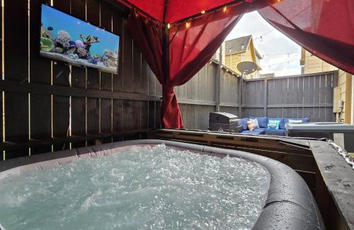 Woodlake - Briar Meadow Apartment | Modern Galleria Gem Private Jacuzzi 3 BR