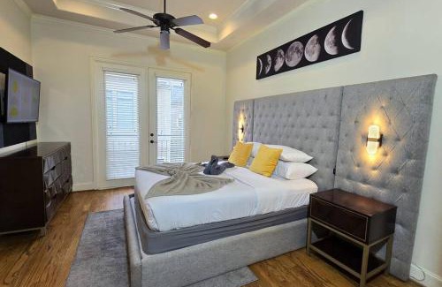 Woodlake - Briar Meadow Apartment | Modern Galleria Gem Private Jacuzzi 3 BR