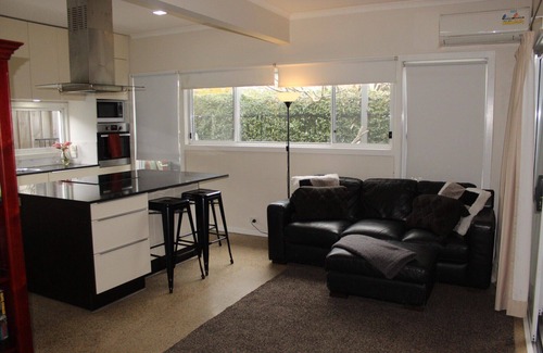Enfield House | Modern Garden Getaway close to Burwood, 2 BR, WiFi, Parking and Pool!