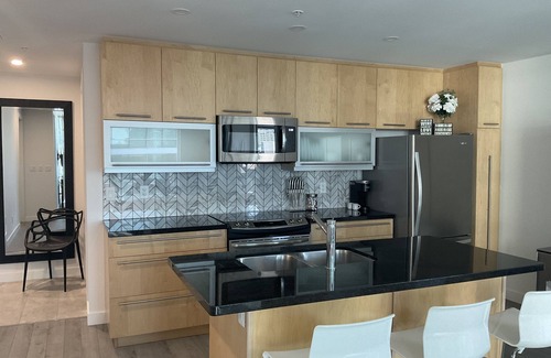 Beltline Apartment | Modern Gem on the Park -D/T-Heated Parking - Restaurants/Shops at your doorstep