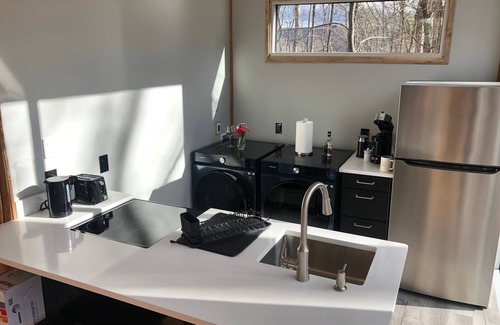 Fort Valley Cabin | Modern Glass Retreat in Fort Valley with WiFi, AC, EV charger