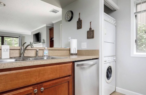 Acme Condo | Modern Golfview Condo near the Grand Traverse Bay