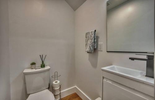 16th Street Heights Apartment | Modern, Gorgeous & Luxury Gem - 5 Stars Location