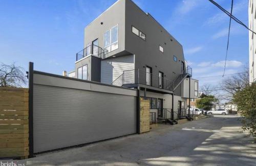 16th Street Heights Apartment | Modern, Gorgeous & Luxury Gem - 5 Stars Location