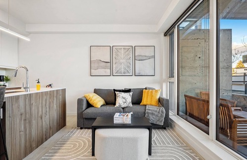 Sunnyside Apartment | Modern Ground-Level Suite UG Parking, AC, C-Train