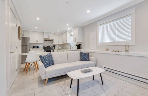 East Side House | Modern Guesthouse near Skytrain and Free Parking