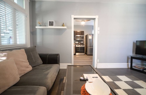 Southwest Garden Apartment | Modern Hidden Gem on the Hill. ★ Cute backyard ★