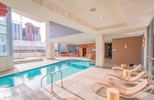 Downtown Phoenix Apartment | Modern HighRise Sanctuary, Gym, Pool, Prking, W-D, Golf
