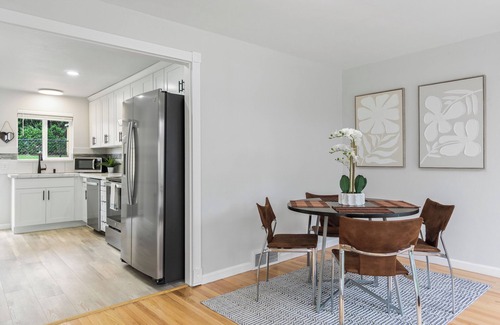 SeaTac House | Modern Hilltop Home Near Airport with Views of Mt. Rainier and the Valley