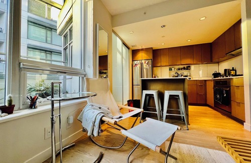 Southeast False Creek Apartment | Modern Hip Apartment in Olympic Village