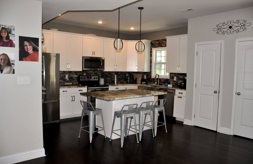 Christiansburg House | Modern Hokie Home ~ Master on main, Va Tech, Radford, C-Burg & Tesla Charger