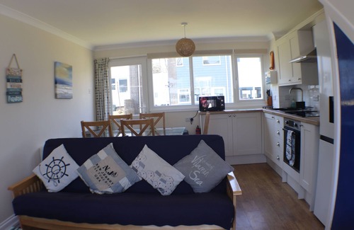 Pembroke Ski Chalet | Modern Holiday Home a Few Minutes Walk from Beautiful Beach.
