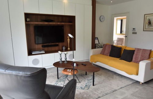 Eisden-Tuinwijk Villa | Modern holiday home in Maasmechelen with sauna